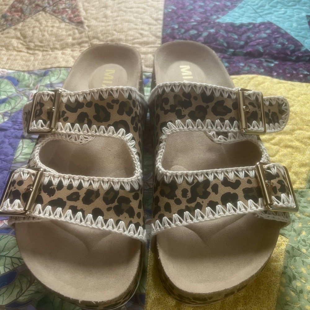 BUCKLE | Leopard Pattern Kids Sandals - Picture 4 of 7